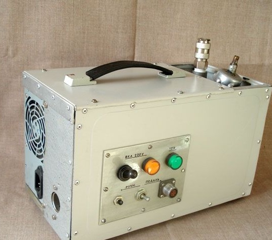 Преносима пневматична станция за въздушна четка в калъфа от компютърната система